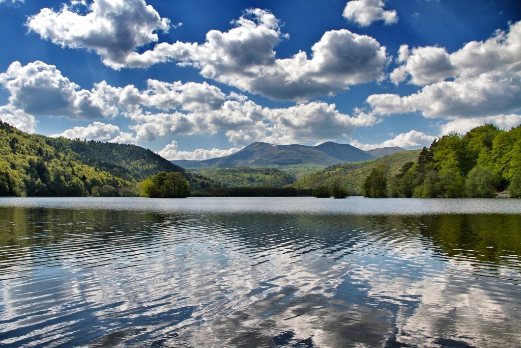 lac d'auvergne au milieu des volcans