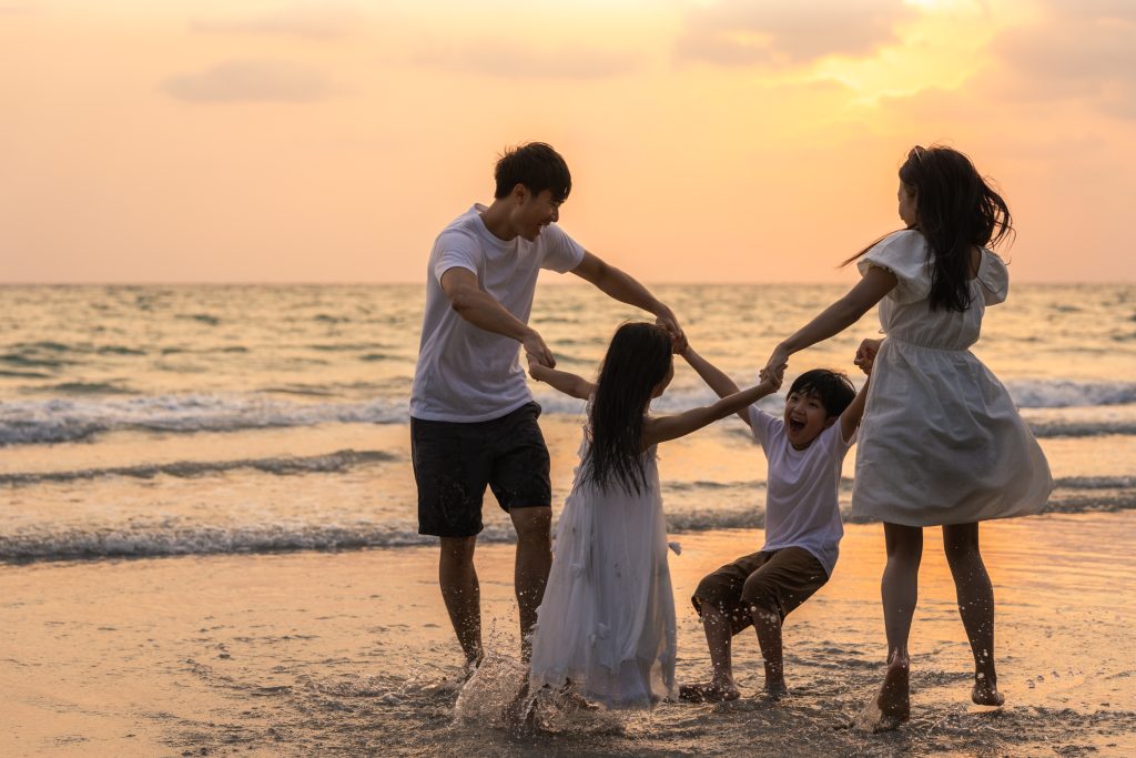 Famille qui s'amuse sur la plage