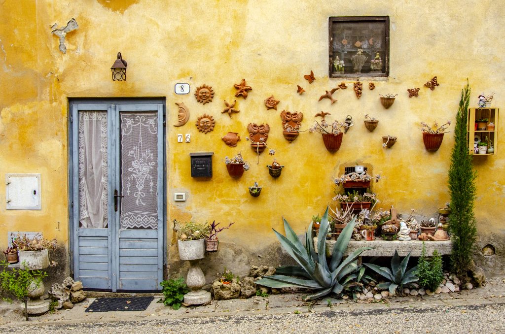 maison jaune avec décorations murales