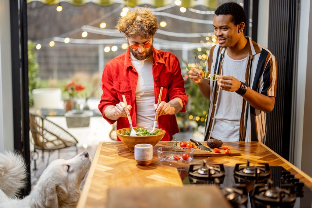 deux amis cuisinent dans une maison