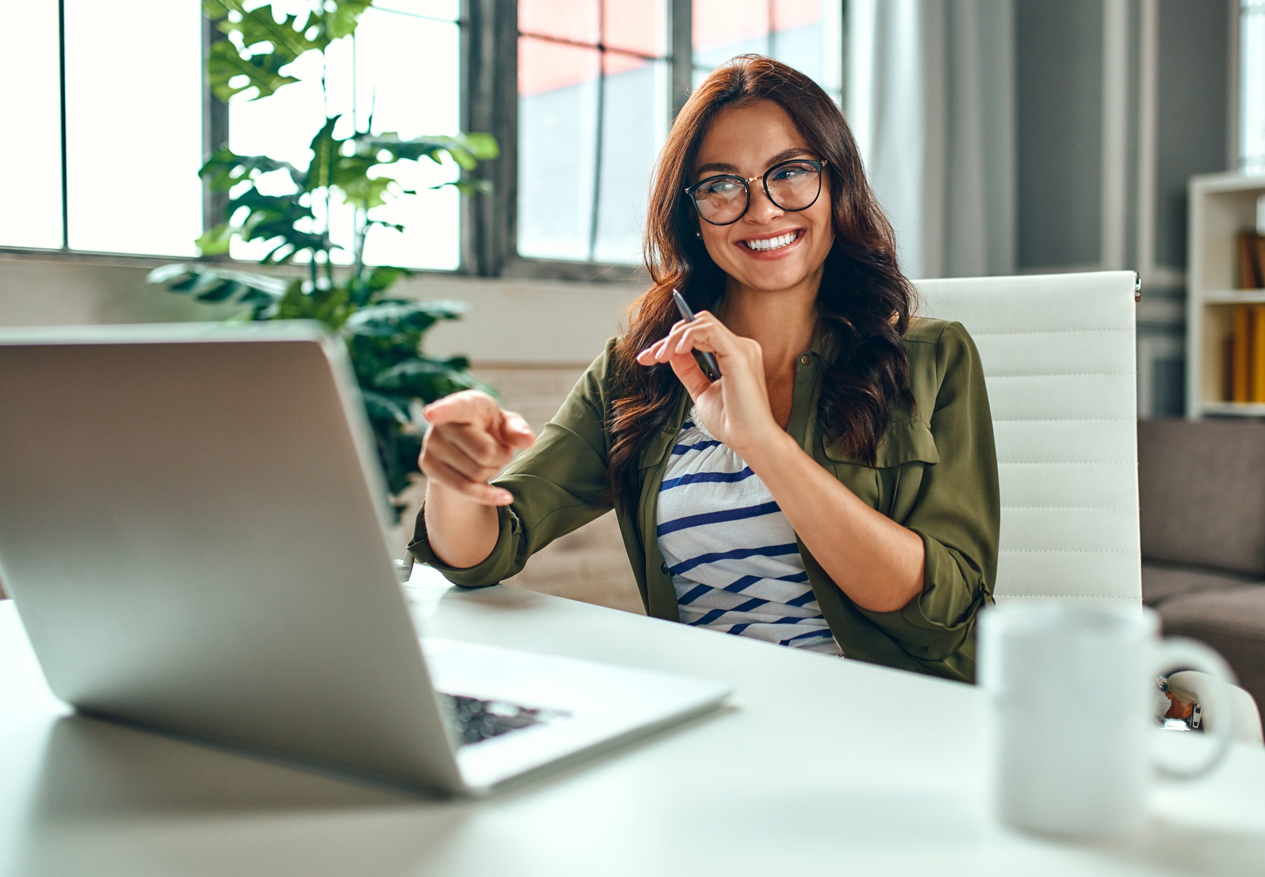 femme écrivant sur l'ordinateur