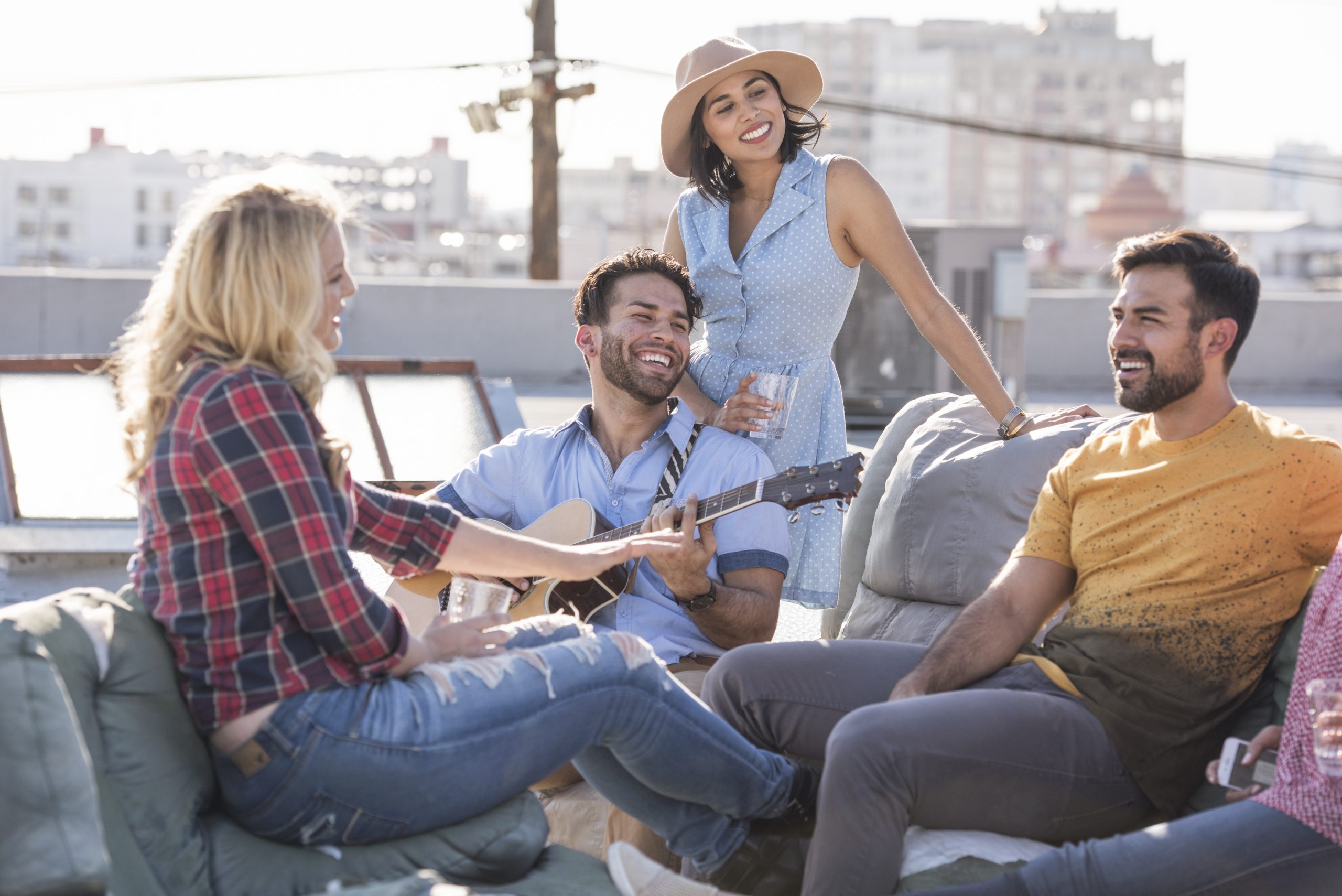 amis sur un rooftop avec guitare règlement échange de maison