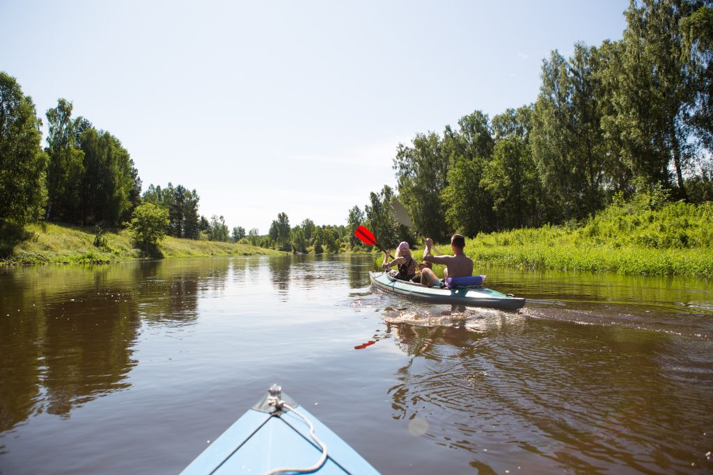Couple faisant du kayak sur une rivière