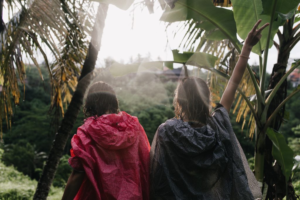 Jeunes filles voyageant dans la jungle