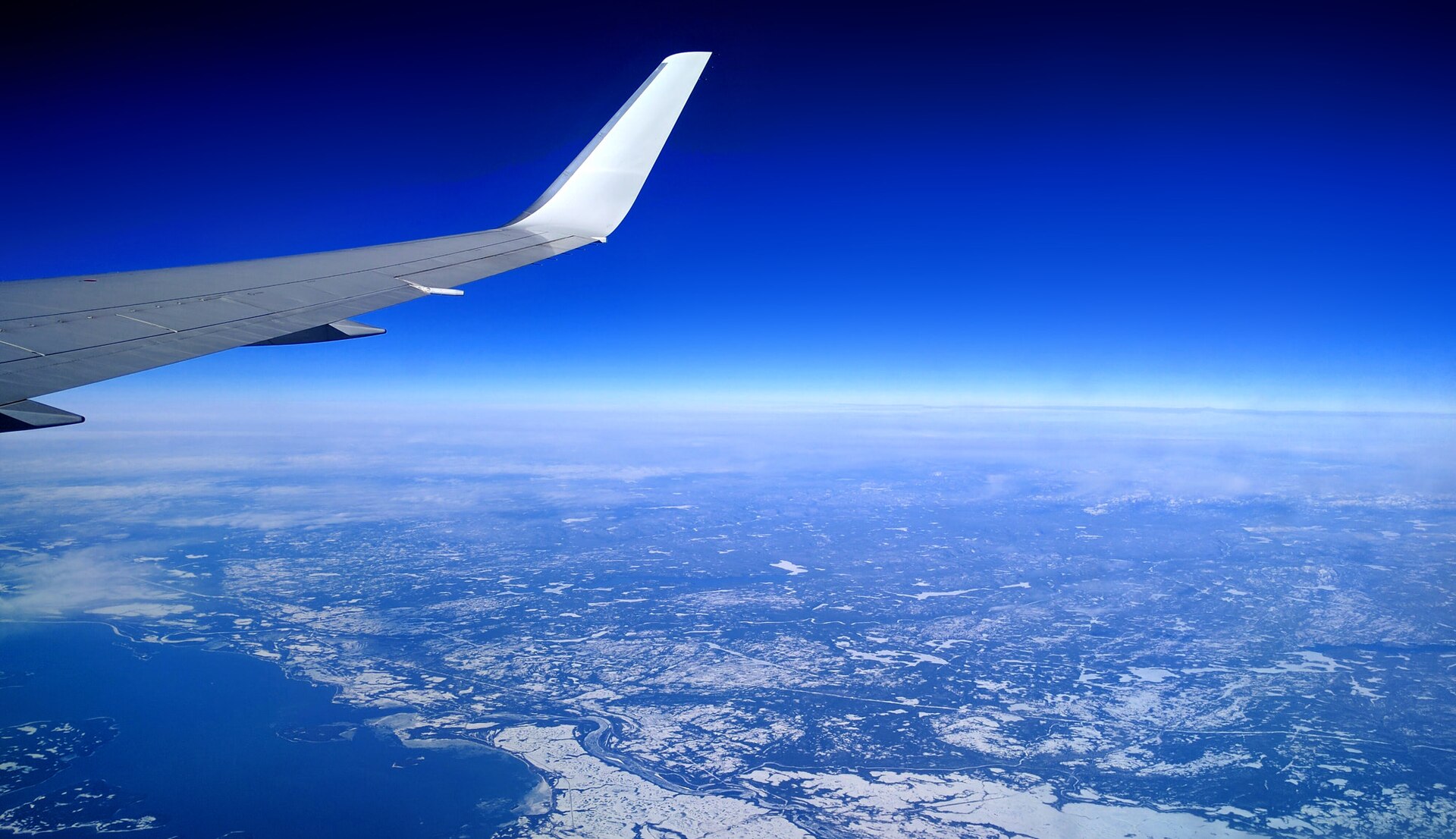 Avion survolant le globe, échange de maison à l'international
