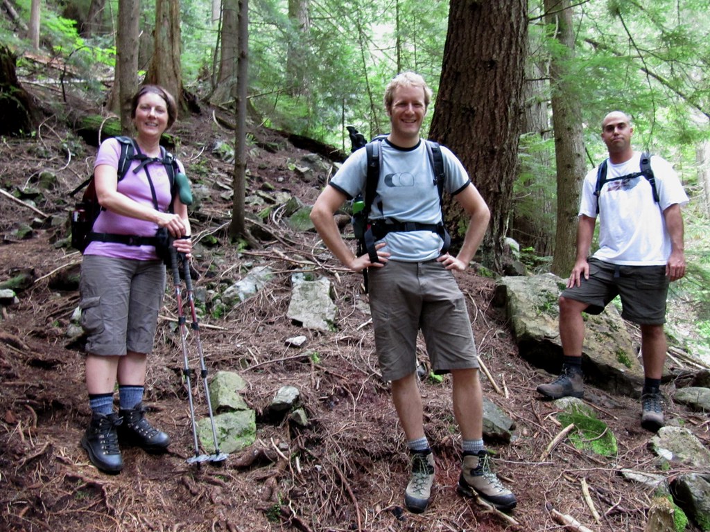 Randonneurs en pleine nature, voyage responsable